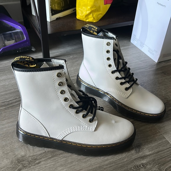 DR. MARTENS BOOTS SHOES SIZE 8 US L 7 US M BRAND NEW - Picture 1 of 7